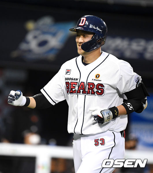 4회말 무사에서 두산 양석환이 좌월 솔로포를 날리고 기뻐하고 있다. /jpnews@osen.co.kr