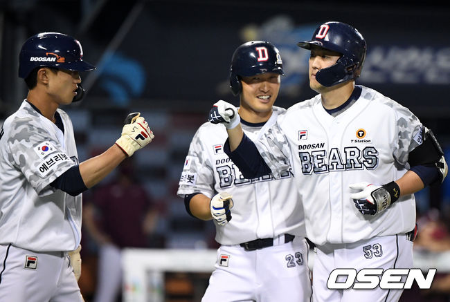 8회말 2사 1,2루에서 두산 양석환이 스리런포를 날리고 동료선수들과 기뻐하고 있다. 2021.06.22 /jpnews@osen.co.kr