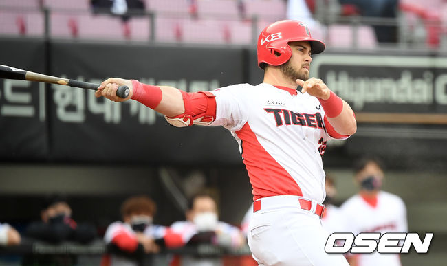 8일 광주-기아 챔피언스필드에서 ‘2021 신한은행 SOL KBO 리그’ KIA 타이거즈와 두산 베어스의 경기가 열렸다.3회말 무사 1,2루 KIA 터커가 역전 스리런 홈런을 때려내고 있다. /youngrae@osen.co.kr