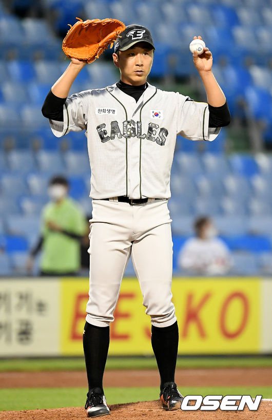 9회초 마운드에 오른 한화 정우람이 관중을 향해 인사를 하고 있다. 정우람 투수 최다 901 게임 출장 타이 기록. 2021.06.27 /ksl0919@osen.co.kr