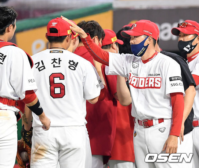 SSG는 23일 인천SSG랜더스필드에서 열린 ‘2021 신한은행 SOL KBO리그’ LG 트윈스와 시즌 8번째 맞대결에서 7-4 역전승을 거뒀다. 전날(22일) 1-14 대패를 당한 SSG가 설욕에 성공했다.경기 종료 후 SSG 김원형 감독이 김찬형과 승리의 기쁨을 나누고 있다. 2021.06.23 /sunday@osen.co.kr