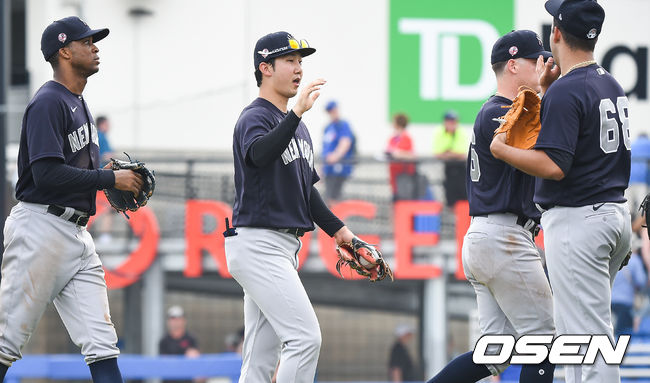 경기종료 후 양키스 박효준이 동료들과 승리의 기쁨을 나누고 있다. / soul1014@osen.co.kr