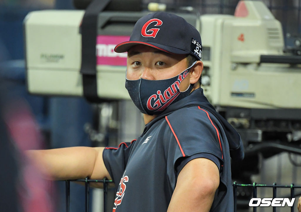 30일 오후 서울 고척스카이돔에서 2021 신한은행 SOL KBO리그 키움 히어로즈와 롯데 자이언츠의 경기가 진행됐다.5회초 롯데 최현 감독대행이 경기를 지켜보고 있다. 21.06.30 / soul1014@osen.co.kr