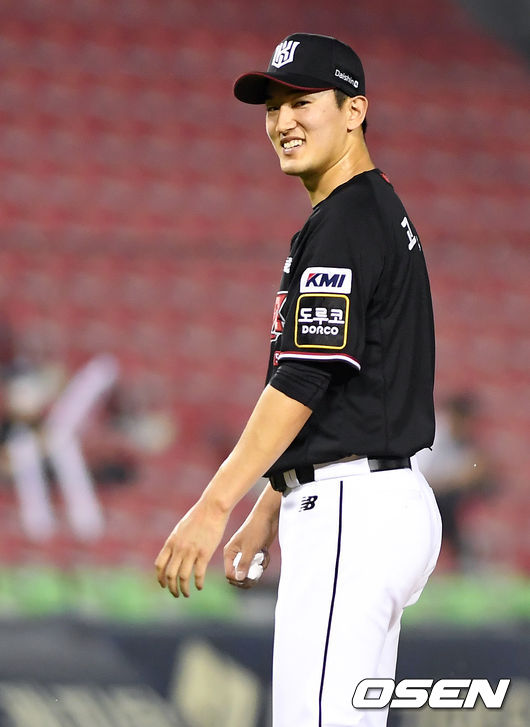 30일 서울 잠실구장에서 2021 신한은행 SOL KBO리그 LG 트윈스와 KT 위즈의 더블헤더 2차전 경기가 열렸다. 6회말 1사 1루 LG 김현수의 라인드라이브 타구에 KT 2루수 강민국이 더블플레이 호수비로 이닝을 마무리지었다. KT 선발 고영표가 기뻐하며 더그아웃으로 향하고 있다. 2021.06.30 /cej@osen.co.kr