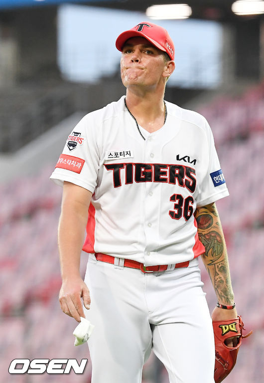 1일 오후 광주 KIA 챔피언스필드에서 ‘2021 신한은행 SOL KBO리그’ KIA 타이거즈와 NC 다이노스의 경기가 열렸다.4회초를 마친 KIA 선발 브룩스가 덕아웃으로 들어가며 관중석을 바라보고 있다. 2021.07.01 / rumi@osen.co.kr