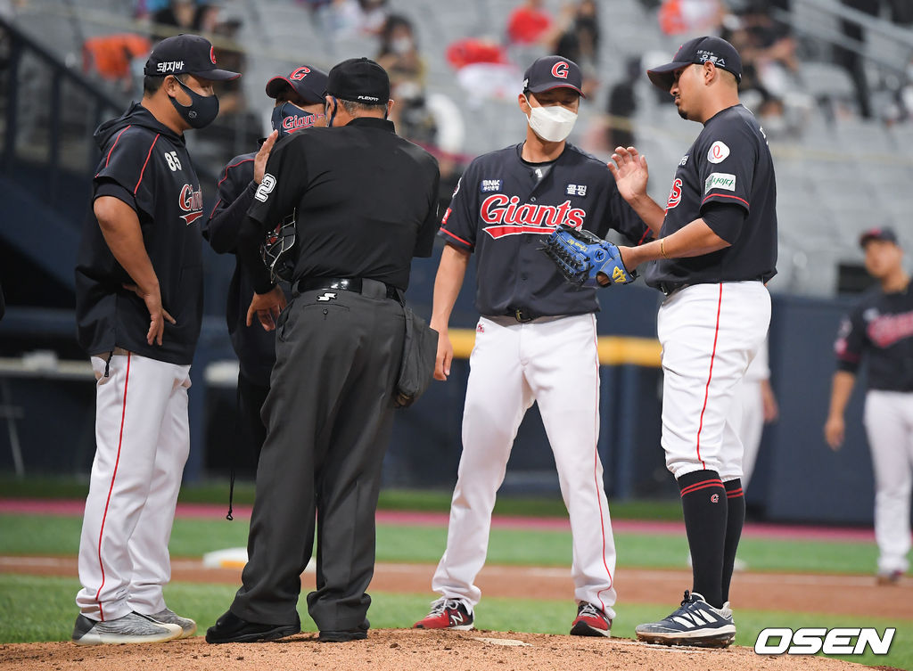 3회말 시작에 앞서 롯데 선발투수 프랑코가 키움 부정투구 확인요청에 아쉬운 표정을 짓고 있다. 21.07.01 / soul1014@osen.co.kr