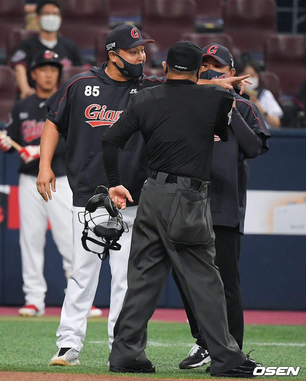 4회초 브리검 부정투구 확인요청한 롯데 최현 감독대행이 브리검의 언행에 맞서 흥분하고 있다.  21.07.01 / soul1014@osen.co.kr