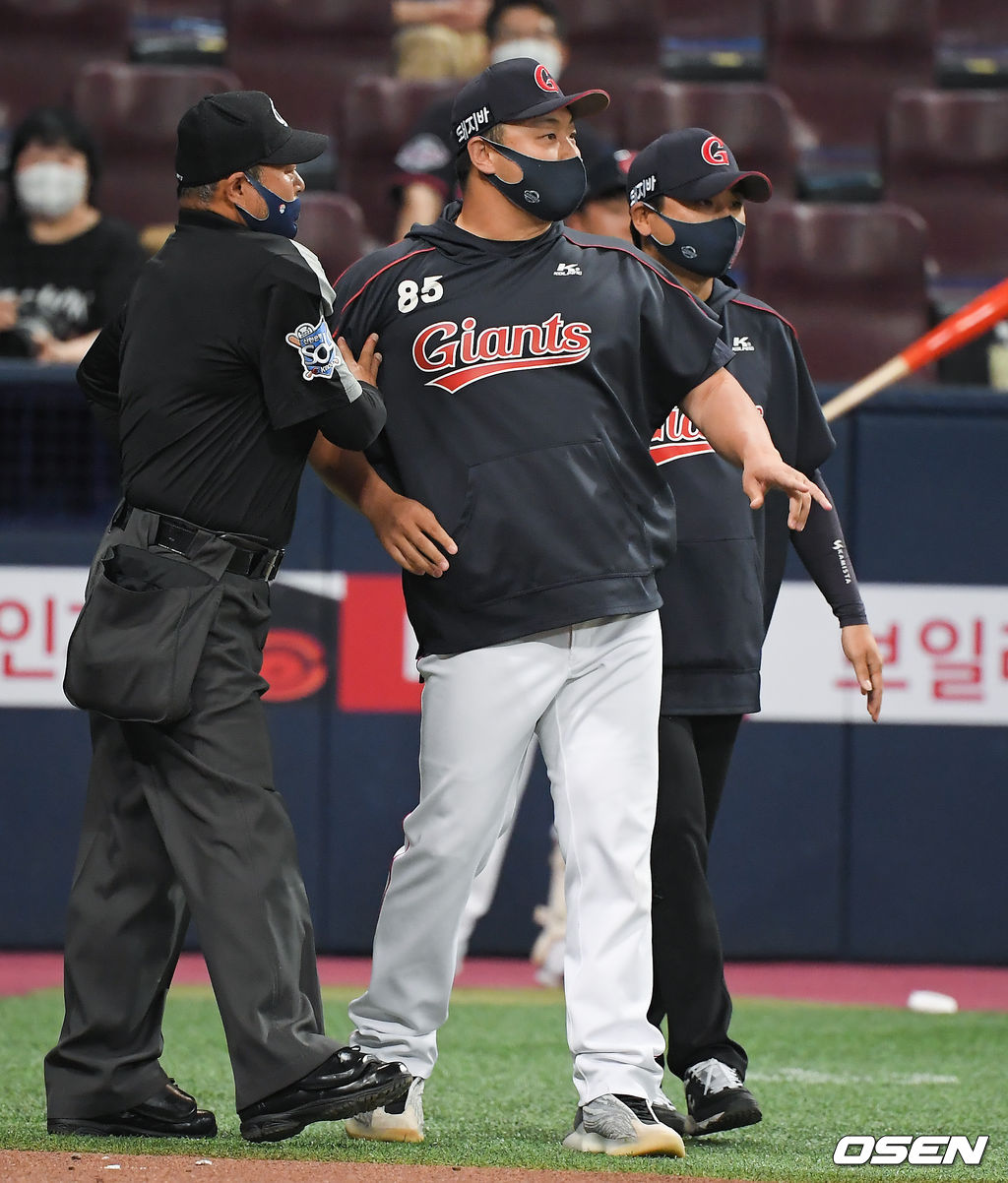 1일 오후 서울 고척스카이돔에서 ‘2021 신한은행 SOL KBO리그’ 키움 히어로즈와 롯데 자이언츠의 경기가 진행됐다.4회초 브리검 부정투구 확인요청한 롯데 최현 감독대행이 불만 갖는 브리검의 언행에 화를 내고 있다 21.07.01 / soul1014@osen.co.kr