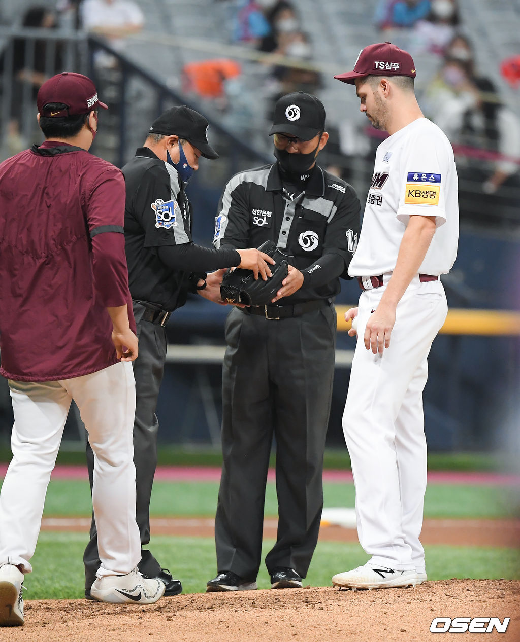 4회초 롯데 부정투구 확인요청에 이영재 구심이 브리검의 글러브와 몸을 수색하고 있다. 21.07.01 / soul1014@osen.co.kr
