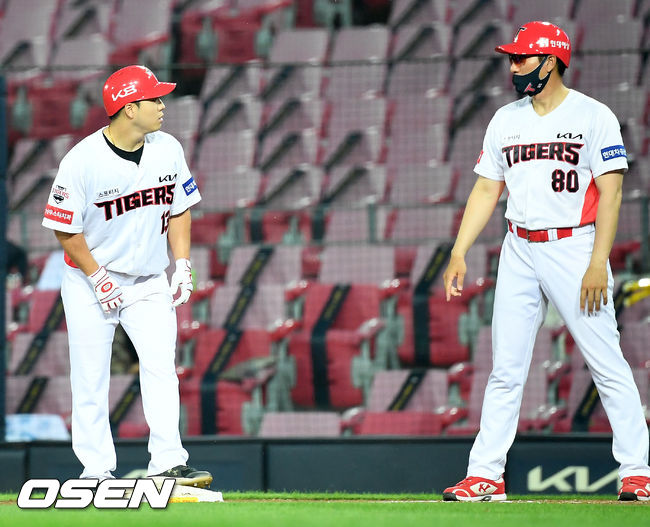 1일 오후 광주 KIA 챔피언스필드에서 ‘2021 신한은행 SOL KBO리그’ KIA 타이거즈와 NC 다이노스의 경기가 열렸다. 5회말 KIA 선두타자 이창진이 중견수 앞 안타를 친 후 아웃으로 착각했던 이창진이 홈으로 향하다 1루에서 아웃을 당했다. 아웃 이후 이창진이 이현곤 코치와 얘기를 나누고 있다. 2021.07.01 / rumi@osen.co.kr