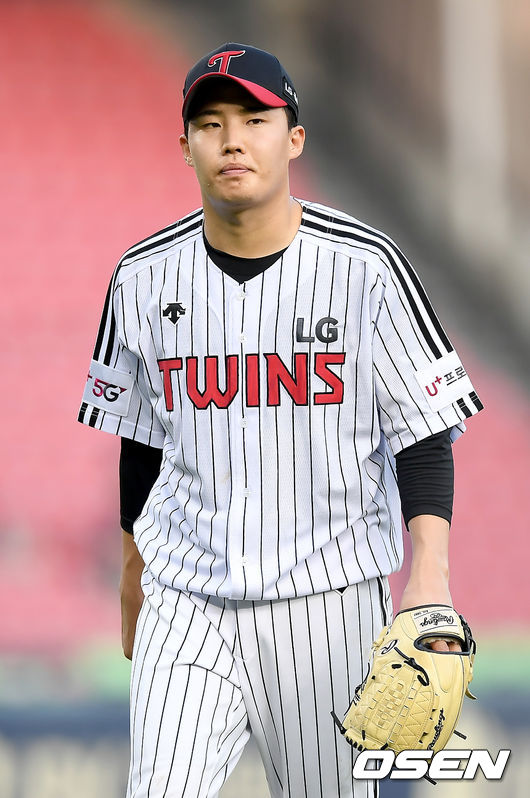 1일 오후 서울 잠실야구장에서 ‘2021 신한은행 SOL KBO리그’ LG 트윈스와 KT 위즈의 경기가 열렸다.2회초 종료 후 LG 임찬규가 더그아웃으로 이동하고 있다. 21.07.01 /ksl0919@osen.co.kr