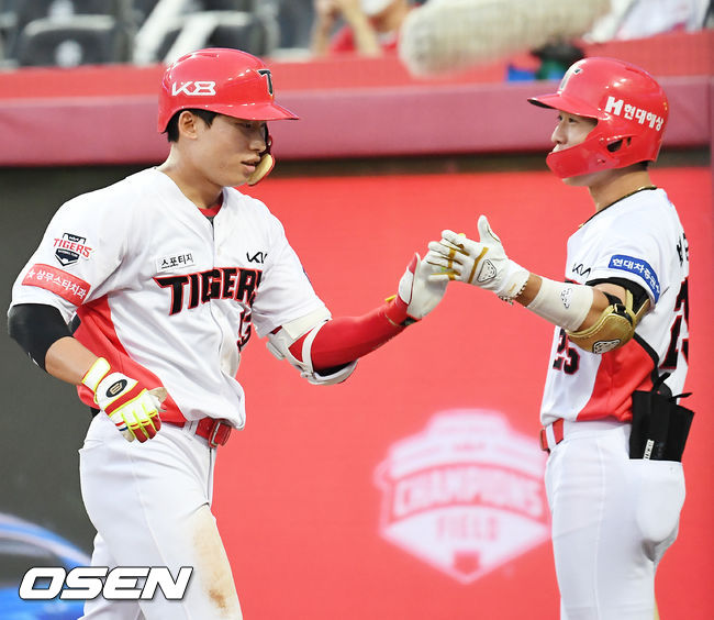 1일 오후 광주 KIA 챔피언스필드에서 ‘2021 신한은행 SOL KBO리그’ KIA 타이거즈와 NC 다이노스의 경기가 열렸다. 4회말 무사 주자 1루 KIA 김호령이 좌월 투런 홈런을 날린 후 홈을 밟고 있다. 2021.07.01 / rumi@osen.co.kr