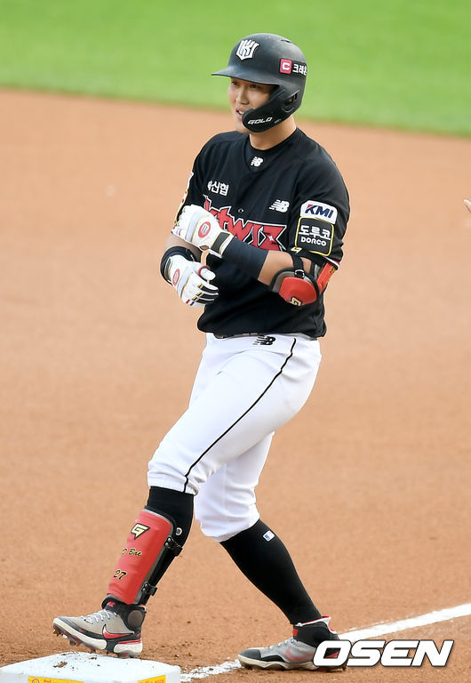 1일 오후 서울 잠실야구장에서 ‘2021 신한은행 SOL KBO리그’ LG 트윈스와 KT 위즈의 경기가 열렸다.1회초 1사 1, 3루 KT 배정대가 선취 1타점 적시타를 날린 뒤 기뻐하고 있다. 2021.07.01 /ksl0919@osen.co.kr