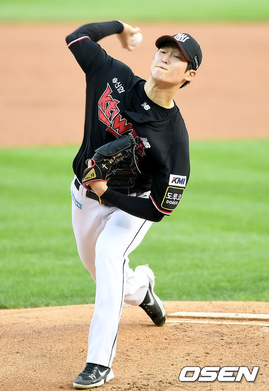 1일 오후 서울 잠실야구장에서 ‘2021 신한은행 SOL KBO리그’ LG 트윈스와 KT 위즈의 경기가 열렸다.1회말 KT 선발 배제성이 마운드에 올라 힘차게 공을 뿌리고 있다. 21.07.01 /ksl0919@osen.co.kr