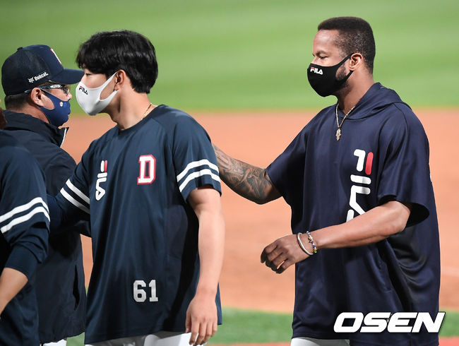경기를 마치고 두산 승리투수 미란다가 김태형 감독과 하이파이브를 하고 있다. 21.06.18/rumi@osen.co.kr