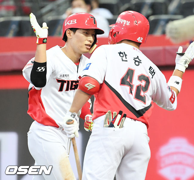 1일 오후 광주 KIA 챔피언스필드에서 ‘2021 신한은행 SOL KBO리그’ KIA 타이거즈와 NC 다이노스의 경기가 열렸다.4회말 무사 주자 1루 KIA 김호령이 좌월 투런 홈런을 날린 후 홈을 밟고 있다. 2021.07.01 / rumi@osen.co.kr