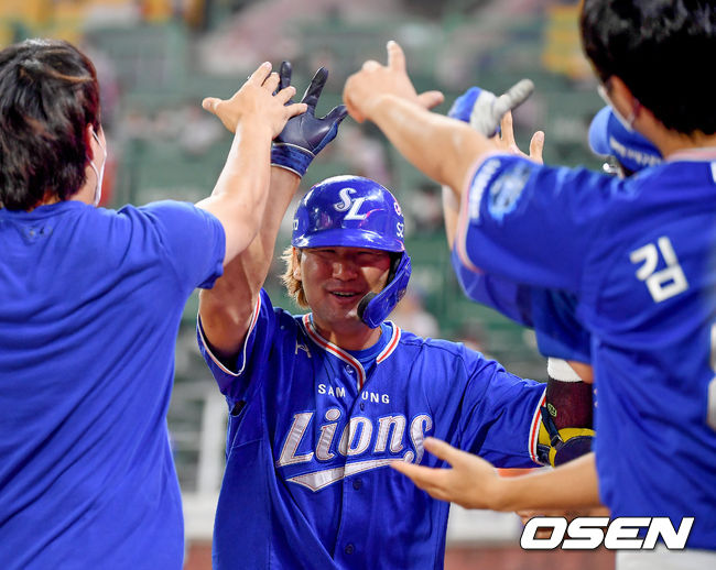1일 오후 인천SSG 랜더스필드에서 ‘2021 신한은행 SOL KBO리그’ SSG 랜더스와 삼성 라이온즈의 경기가 열렸다.연장 10회초 1사 삼성 김상수가 솔로 홈런을 때린 뒤 동료들과 기뻐하고 있다. 2021.07.01/youngrae@osen.co.kr
