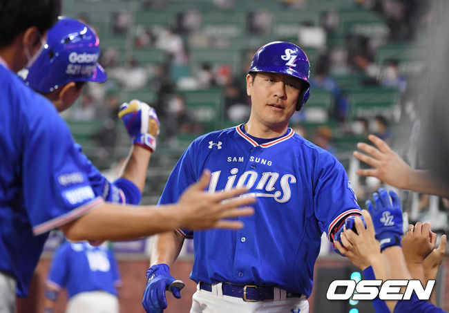 1일 오후 인천SSG 랜더스필드에서 ‘2021 신한은행 SOL KBO리그’ SSG 랜더스와 삼성 라이온즈의 경기가 열렸다.6회초 무사 삼성 강민호가 동점 솔로 홈런을 때린 뒤 동료들과 기뻐하고 있다. 2021.07.01/youngrae@osen.co.kr