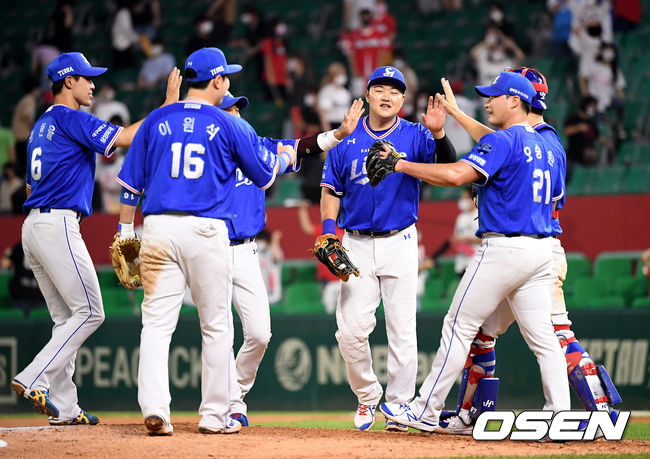 삼성은 1일 인천SSG랜더스필드에서 열린 ‘2021 신한은행 SOL KBO리그’ SSG 랜더스와 시즌 9차전에서 연장 10회 승부 끝에 8-7 승리를 거뒀다. 승리를 거둔 삼성 선수들이 기뻐하고 있다. 2021.07.01/youngrae@osen.co.kr