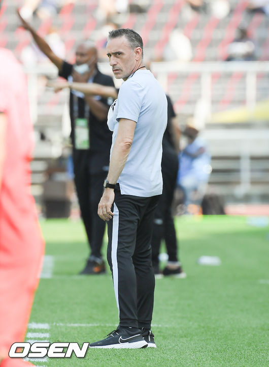 13일 오후 경기 고양시 고양종합운동장에서 2020 FIFA 월드컵 아시아 지역 2차 예선 대한민국과 레바논의 경기가 진행됐다.  전반 벤투 감독이 경기를 지켜보고 있다. 21.06.13 / soul1014@osen.co.kr