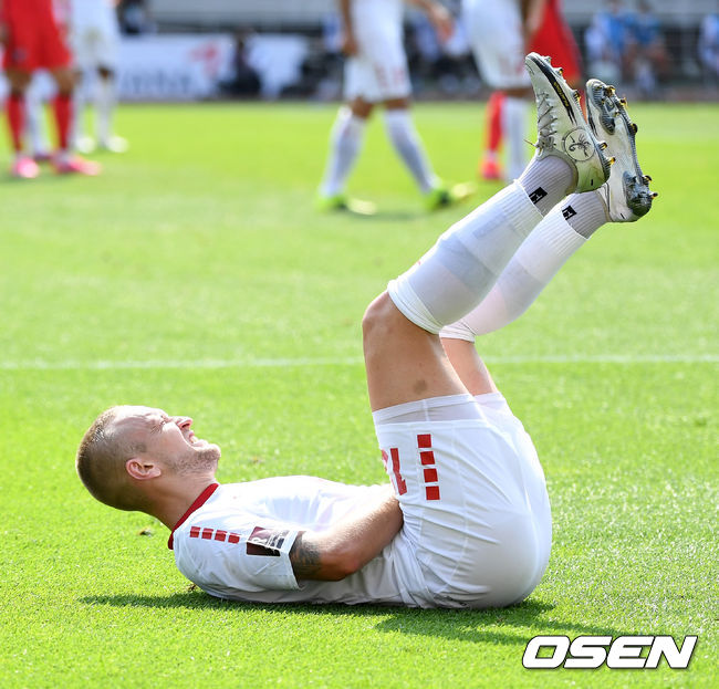 13일 오후 경기 고양종합운동장에서 2022 카타르 월드컵 아시아 지역 2차예선 H조 대한민국과 레바논의 경기가 열렸다.  전반 타구를 맞은 레바논 선수가 고통스러워하고 있다. 2021.06.13 /sunday@osen.co.kr