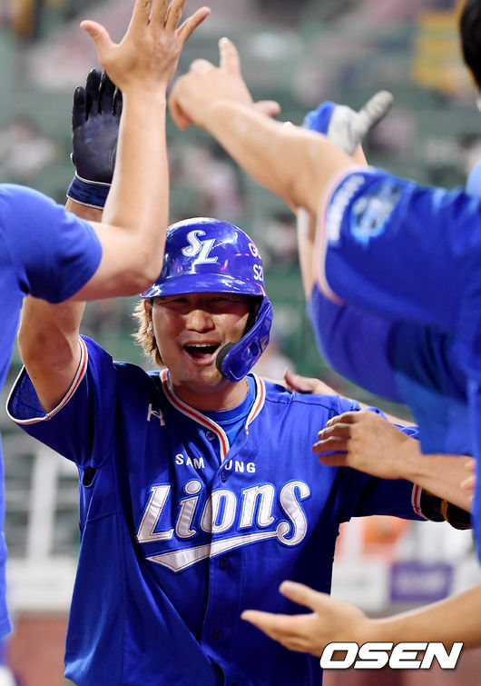 1일 오후 인천SSG 랜더스필드에서 ‘2021 신한은행 SOL KBO리그’ SSG 랜더스와 삼성 라이온즈의 경기가 열렸다.연장 10회초 1사 삼성 김상수가 솔로 홈런을 때린 뒤 동료들과 기뻐하고 있다. 2021.07.01/youngrae@osen.co.kr