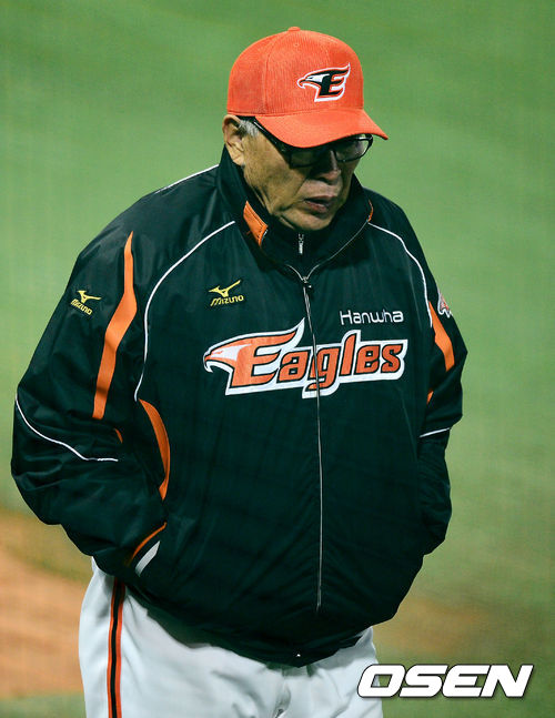 경기후 한화 김응룡 감독이 경기장을 나서고 있다./jpnews@osen.co.kr