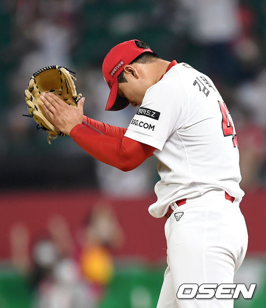 7회초 1사 1루에서 SSG 김택형이 LG 김민성을 병살타로 처리하고 박수를 치고 있다. 2021.06.23 /sunday@osen.co.kr