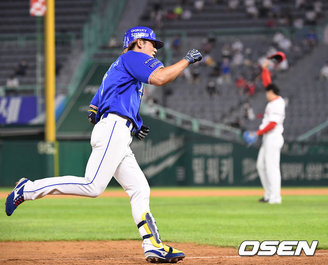 1일 오후 인천SSG 랜더스필드에서 ‘2021 신한은행 SOL KBO리그’ SSG 랜더스와 삼성 라이온즈의 경기가 열렸다.연장 10회초 1사 삼성 김상수가 솔로 홈런을 때린 뒤 베이스를 돌고 있다. 2021.07.01/youngrae@osen.co.kr