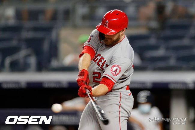 [사진] LA 에인절스의 제러드 월시가 1일(한국시간) 양키스타디움에서 벌어진 뉴욕 양키스와의 원정 경기 9회 초에 그랜드슬램을 날리고 있다. ⓒGettyimages(무단전재 및 재배포 금지)