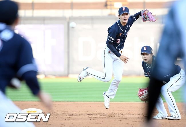 두산 유격수 안재석이 1루주자 심우준을 2루에서 포스아웃 시킨 뒤 1루로 송구하며 병살을 연결하고 있다. 2021.06.19 /cej@osen.co.kr
