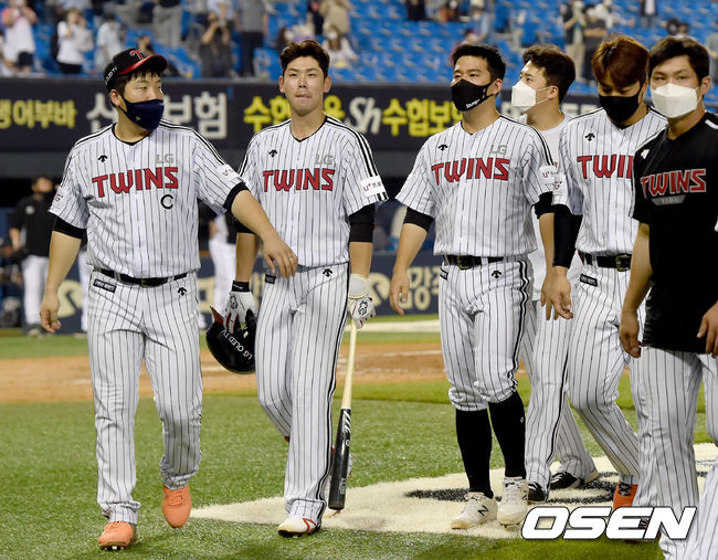 KT 위즈는 1일 서울 잠실구장에서 열린 2021 신한은행 SOL KBO리그 LG 트윈스와의 시즌 7차전에서 6-1로 승리했다. 경기 종료 후 LG 트윈스 선수들이 아쉬워하고 있다. 2021.07.01 /ksl0919@osen.co.kr
