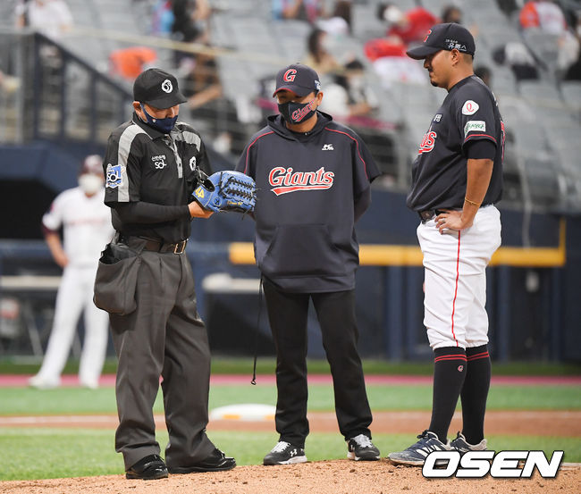 3회말 시작에 앞서 이영재 구심이 롯데 프랑코의 글러브를 확인하고 있다. 21.07.01 / soul1014@osen.co.kr