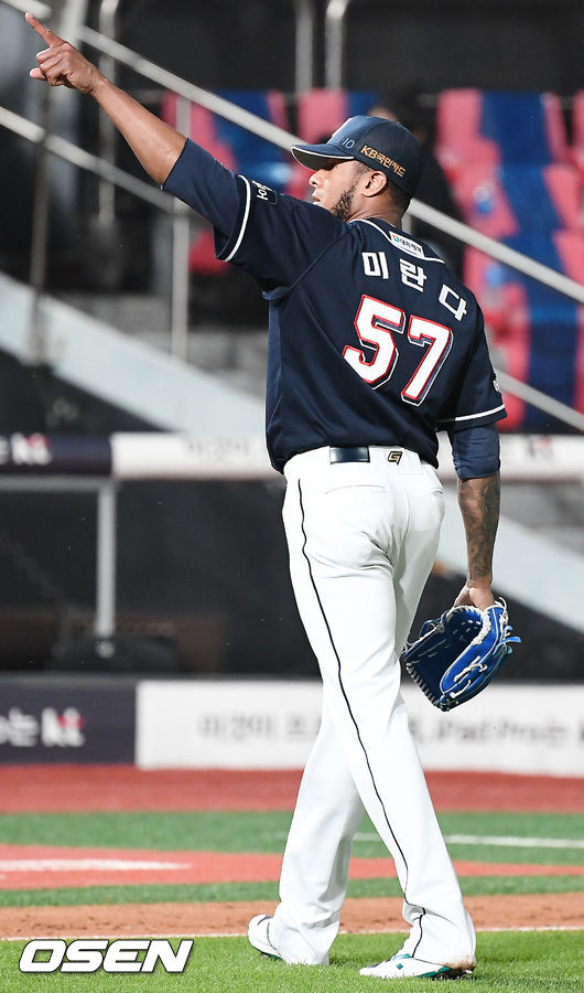 7회말을 마친 두산 선발 미란다가 세레모니를 하고 있다. 21.06.18/rumi@osen.co.kr