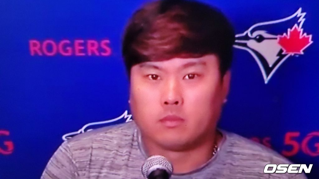 [사진] 토론토 불루제이스의 류현진이 2일(한국시간) 세일렌 필드에서 벌어진 시애틀과의 경기를 마친 뒤 화상 인터뷰를 진행하고 있다. <토론토 블루제이스 구단 제공 영상 캡처>