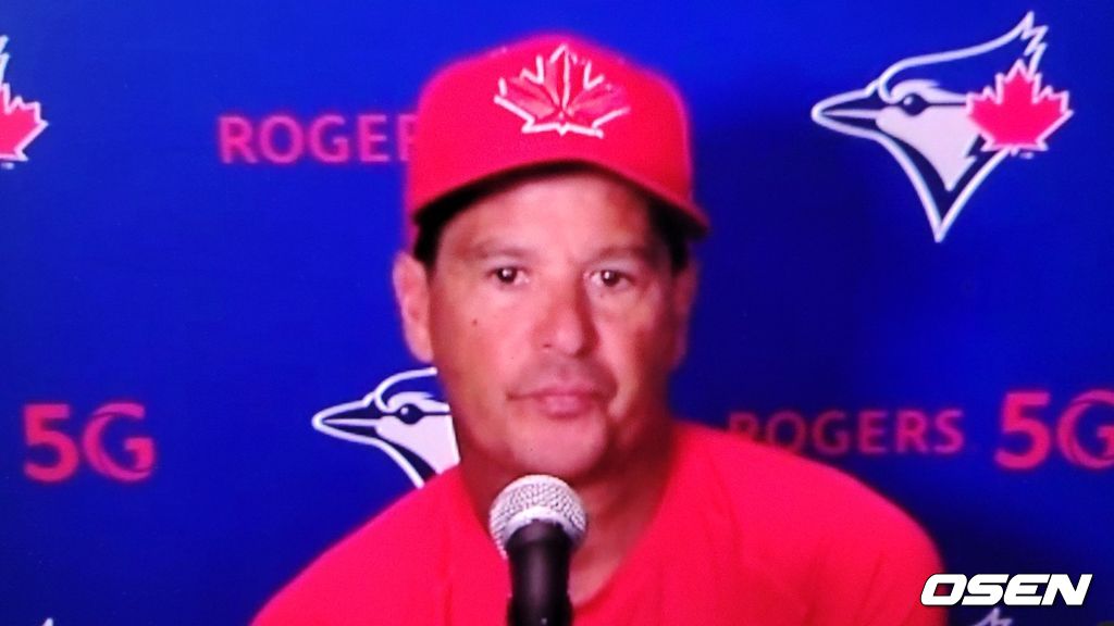 [사진] 토론토의 찰리 몬토요 감독이 2일(한국시간) 세일렌 필드에서 벌어진 시애틀과의 경기를 마친 뒤 화상 인터뷰를 진행하고 있다.<토론토 불루제이스 구단 제공 영상 캡처>