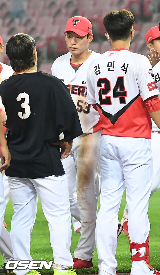 1일 NC 다이노스와의 광주경기에서 결승 투런 홈런을 때린 KIA 김호령이 동료들과 하이파이브를 하고 있다. 2021.07.01 / rumi@osen.co.kr