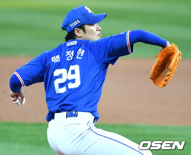 12일 오후 서울 고척스카이돔에서 ‘2021 신한은행 SOL KBO리그’ KT 위즈와 삼성 라이온즈의 경기가 열렸다.삼성 선발 백정현이 힘차게 공을 뿌리고 있다. / dreamer@osen.co.kr