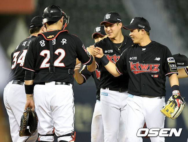 KT가 연승을 6까지 늘리며 선두를 굳건히 유지했다.KT 위즈는 1일 서울 잠실구장에서 열린 2021 신한은행 SOL KBO리그 LG 트윈스와의 시즌 7차전에서 6-1로 승리했다.승리가 확정된 순간 KT 선수들이 기쁨을 나누고 있다. 2021.07.01 /ksl0919@osen.co.kr