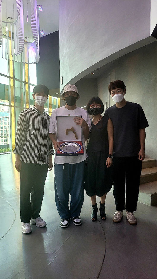 [사진=크롬엔터테인먼트 제공] 왼쪽부터 김정욱PD(집사부일체), 탁재훈, 최영인 SBS 예능 본부장, 박중원PD(미운 우리 새끼)