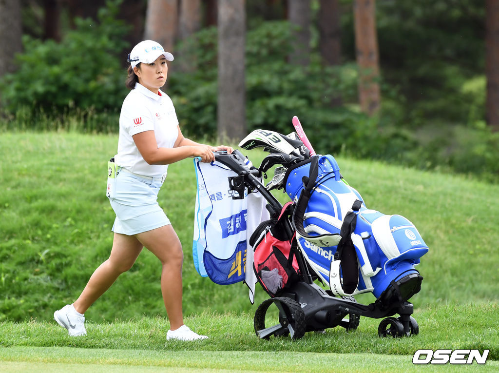 김해림이 18번홀 홀아웃을 하고 있다. 2021.07.02 /cej@osen.co.kr