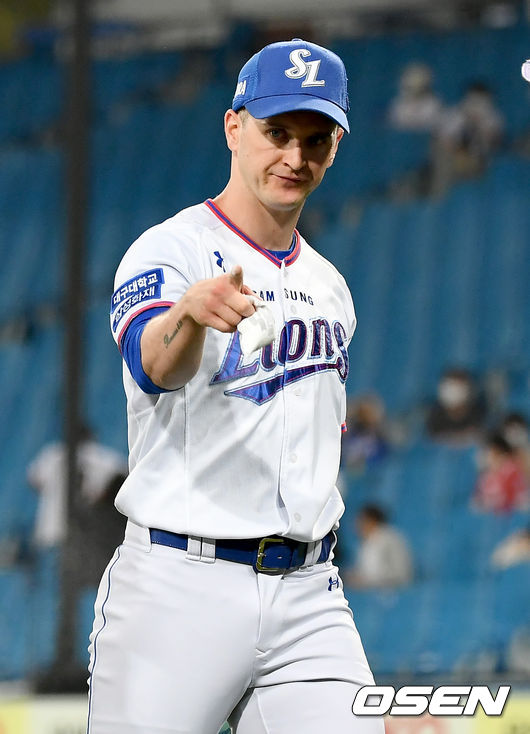 22일 오후 대구 삼성라이온즈파크에서 ‘2021 신한은행 SOL KBO리그’ 삼성 라이온즈와 한화 이글스의 경기가 열렸다.7회초 종료 후 삼성 선발 뷰캐넌이 호수비로 이닝을 종료 시킨 좌익수 김헌곤에게 고마움을 전하고 있다. 2021.06.22 /ksl0919@osen.co.kr