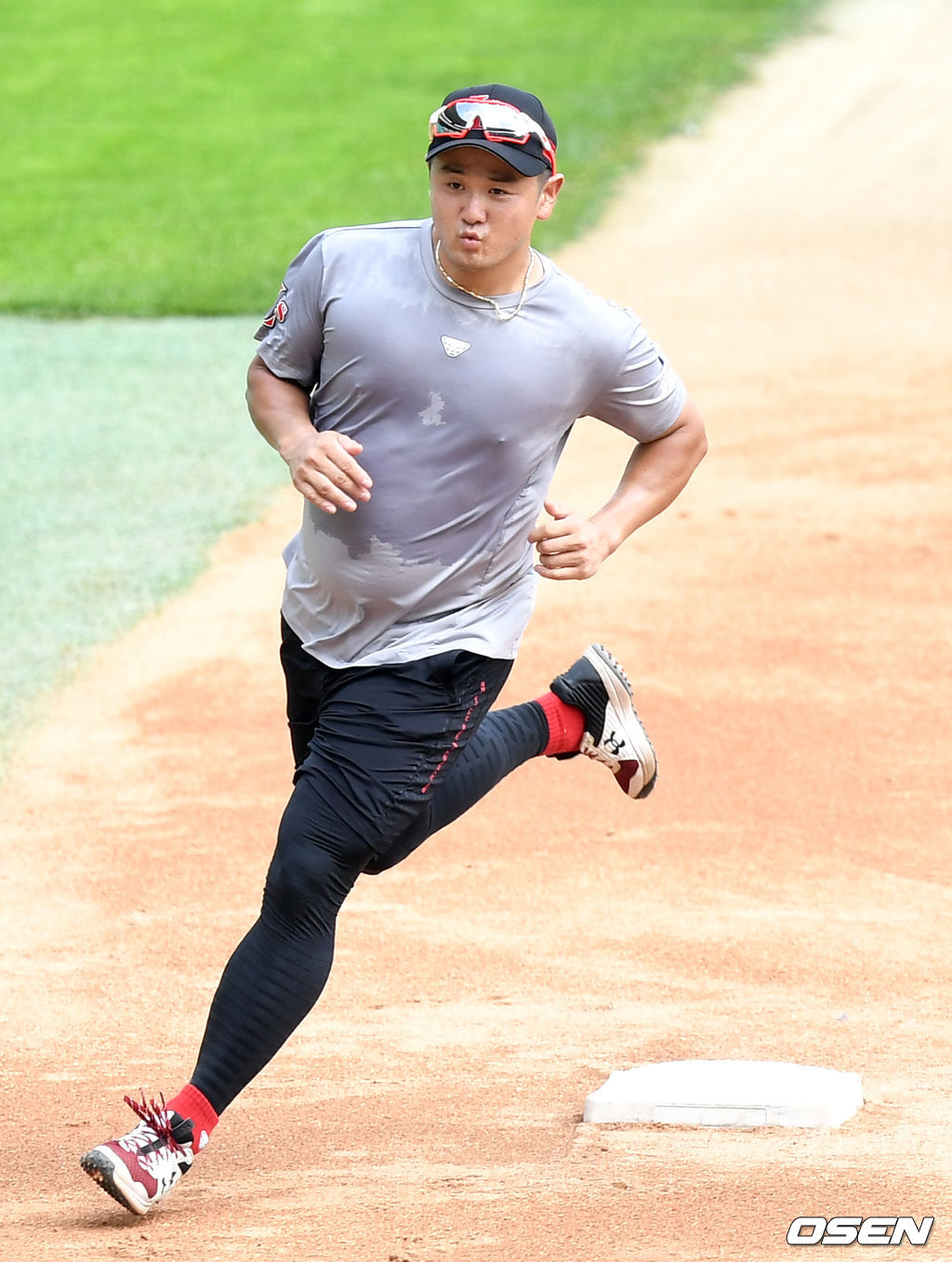 경기를 앞두고 진행된 훈련에서 SSG 최주환이 땀으로 흠뻑 젖은 채 주루 훈련을 펼치고 있다. 2021.07.02 / dreamer@osen.co.kr