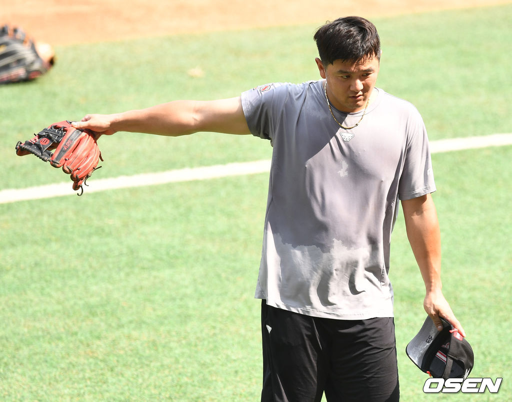 땀으로 흠뻑 젖은 SSG 최주환이 훈련을 마치고 그라운드를 나서고 있다. 2021.07.02 / dreamer@osen.co.kr