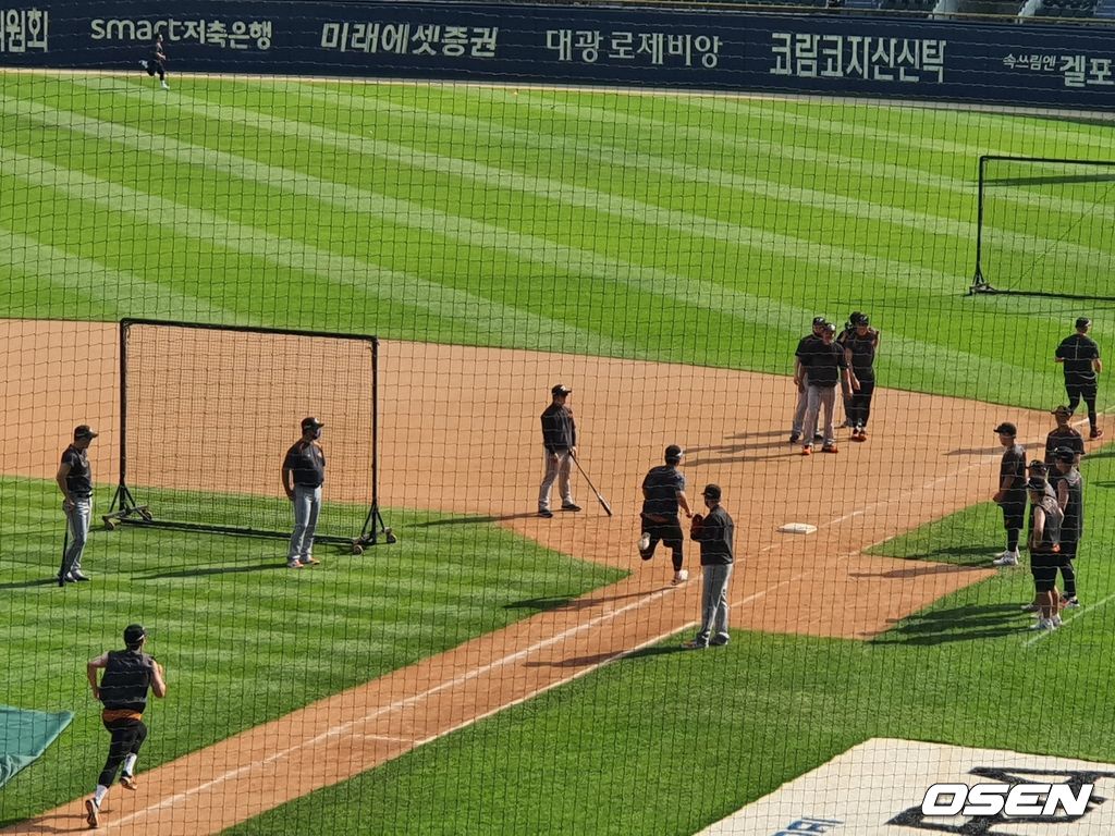 한화 야수들이 수베로 감독의 미팅 후 1루까지 전력 질주를 하고 있다. / orange@osen.co.kr