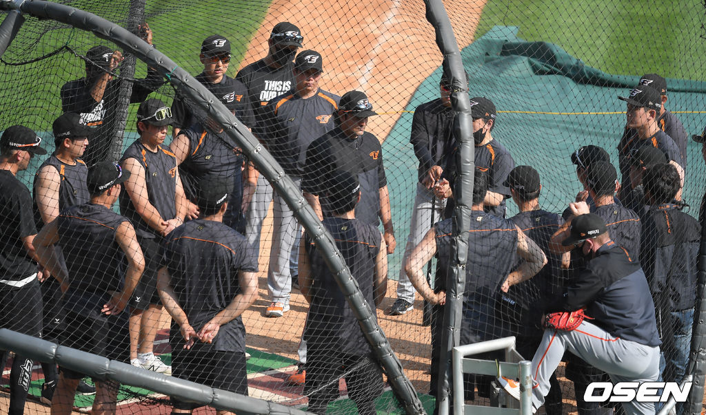 경기전 공식훈련에 앞서 한화 수베로 감독이 야수들을 모아놓고 미팅을 갖고 있다. 21.07.02 / soul1014@osen.co.kr