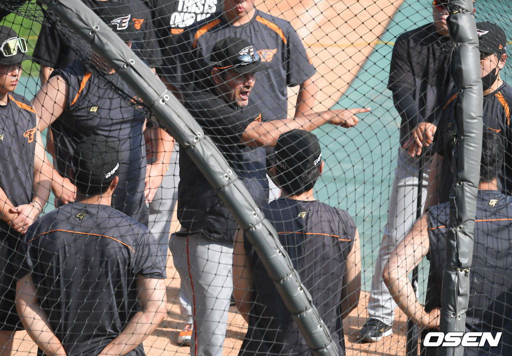 경기전 공식훈련에 앞서 한화 수베로 감독이 야수들을 모아놓고 미팅을 갖고 있다. 21.07.02 / soul1014@osen.co.kr