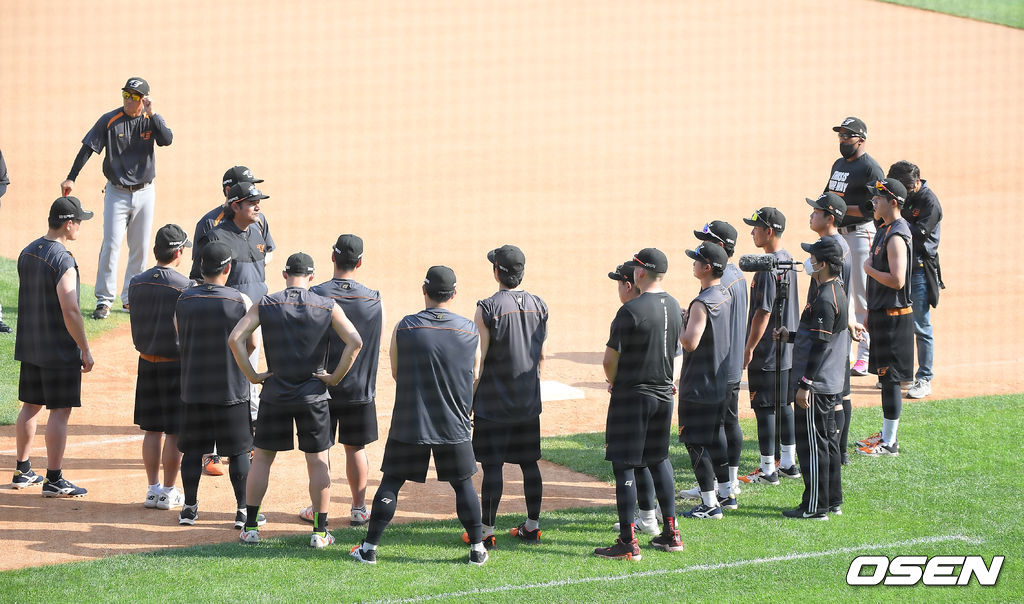 경기전 공식훈련에 앞서 한화 수베로 감독이 야수들을 모아놓고 미팅을 갖고 있다. 21.07.02 / soul1014@osen.co.kr