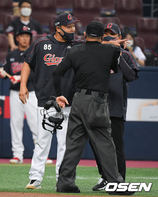 4회초 브리검 부정투구 확인요청한 롯데 최현 감독대행이 브리검의 언행에 맞서 흥분하고 있다.  21.07.01 / soul1014@osen.co.kr