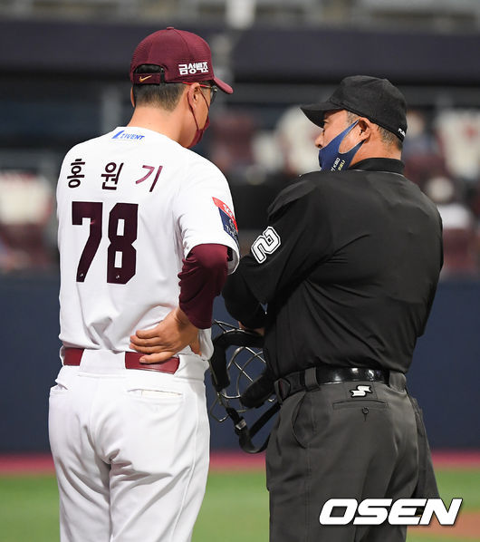3회말 시작에 앞서 키움 홍원기 감독이 마운드에 올라 프랑코 부정투구에 관해 이영재 구심과 이야기를 나누고 있다. 21.07.01 / soul1014@osen.co.kr